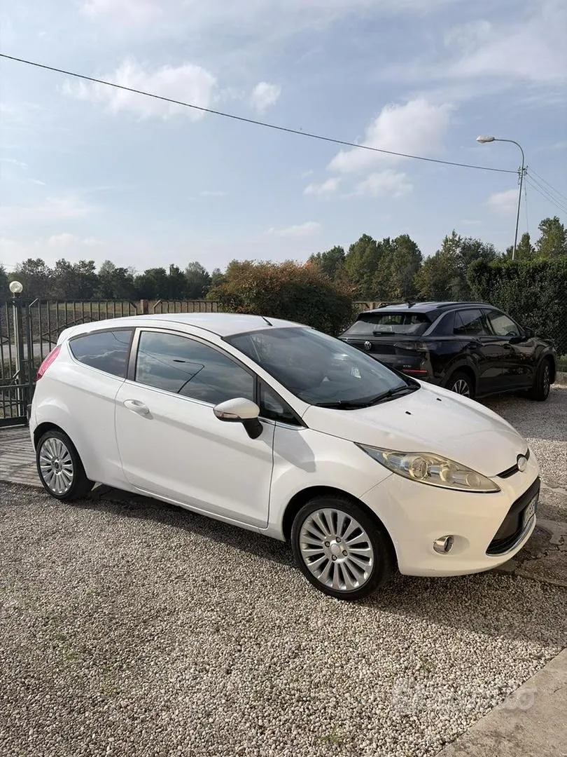 Ford Fiesta 2009 photo 2