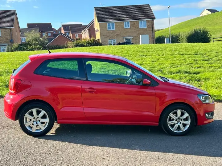Volkswagen Polo 2011 photo 2