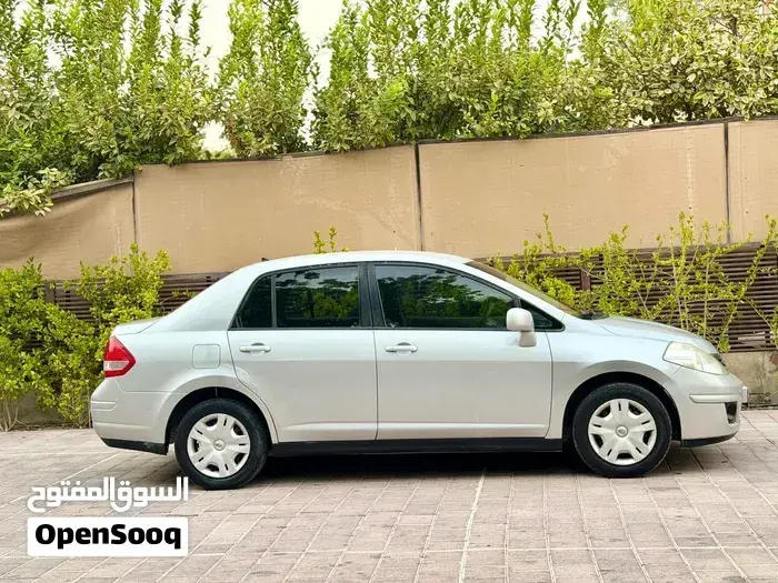 Nissan Tiida 2012 photo 2