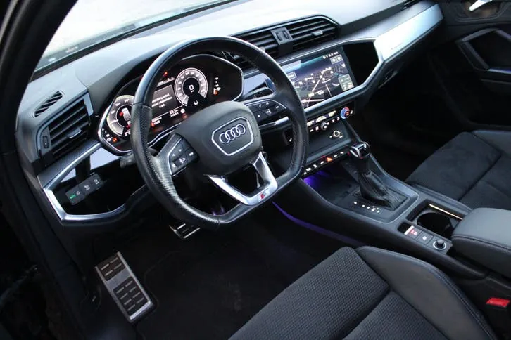 Audi Q3 2021 photo 2