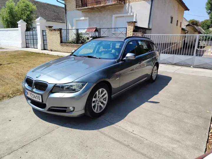 BMW 3 Series 2011 photo 2