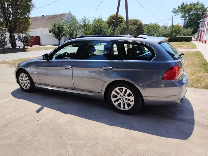 BMW 3 Series 2011 photo 3