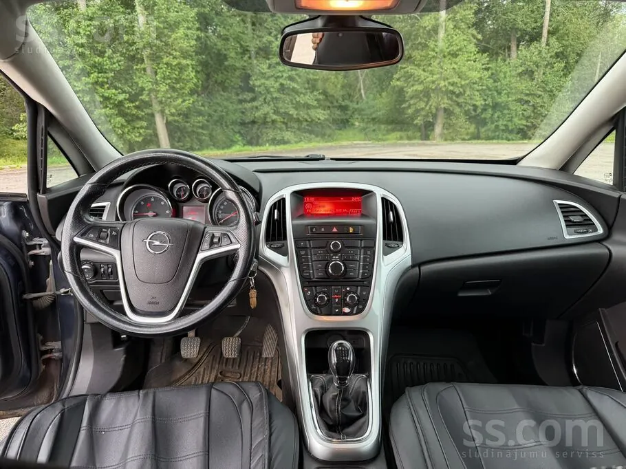 Opel Astra 2010 photo 4