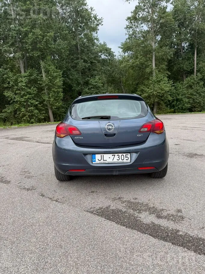 Opel Astra 2010 photo 2