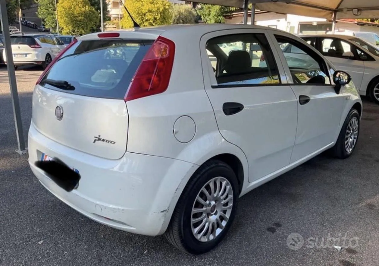 Fiat Grande Punto 2011 photo 2