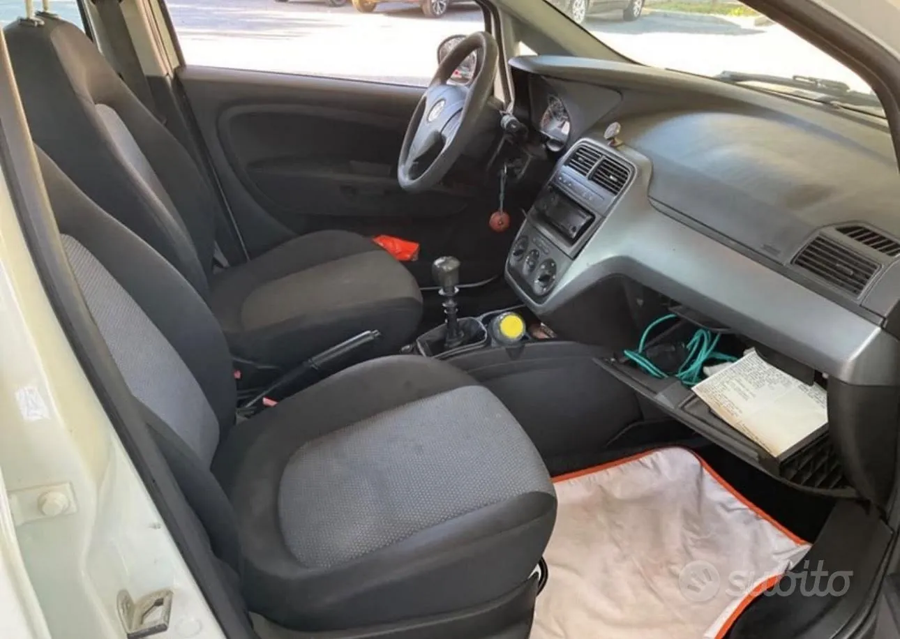 Fiat Grande Punto 2011 photo 3