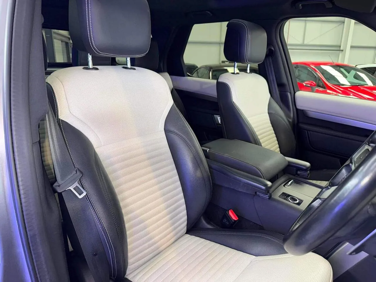 Land Rover Discovery 2022 photo 2