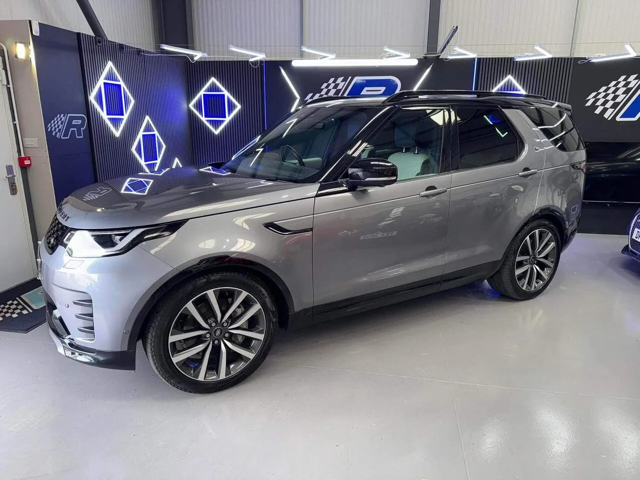 Land Rover Discovery 2022 photo 3