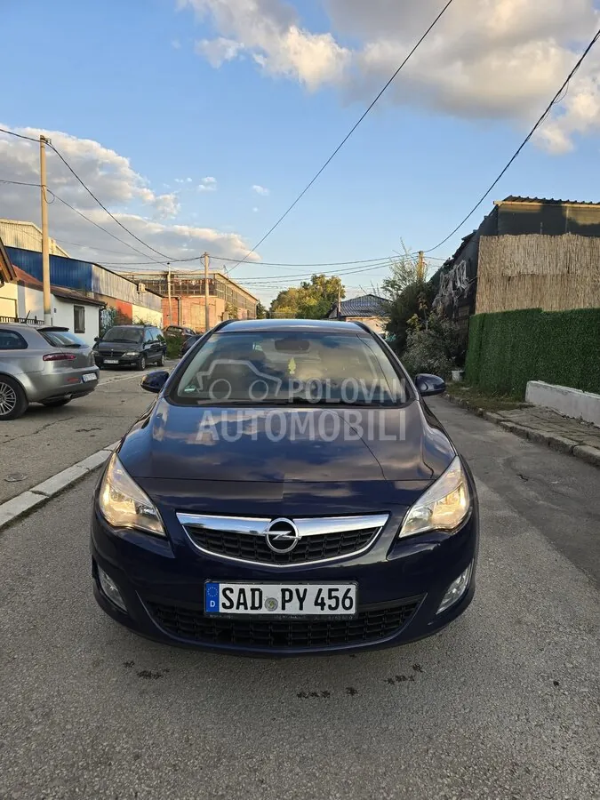 Opel Astra 2012 photo 2