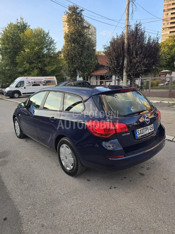 Opel Astra 2012 photo 4