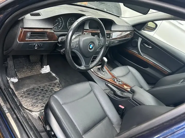 BMW 3 Series 2011 photo 2