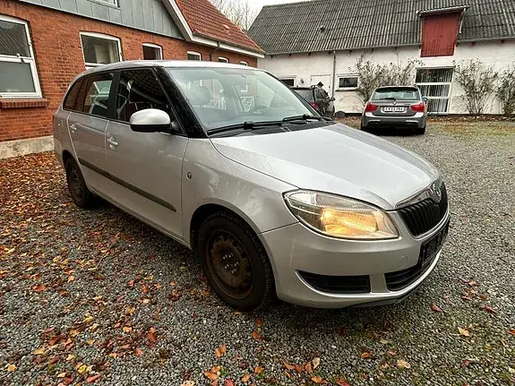 Skoda Fabia 2011 photo 3