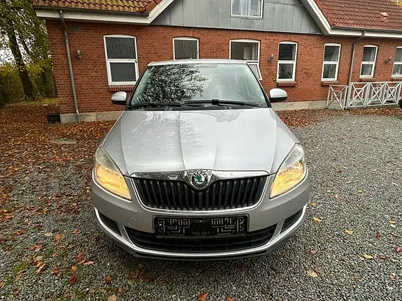 Skoda Fabia 2011 photo 2