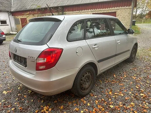 Skoda Fabia 2011 photo 4