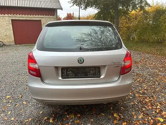 Skoda Fabia 2011 photo 5