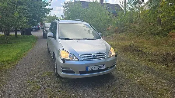 Toyota Avensis Verso 2004 photo 4