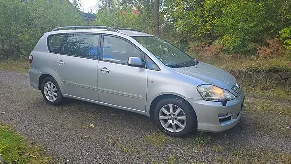 Toyota Avensis Verso 2004 photo 3