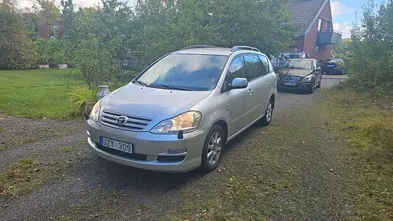Toyota Avensis Verso 2004 photo 2