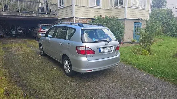 Toyota Avensis Verso 2004 photo 5