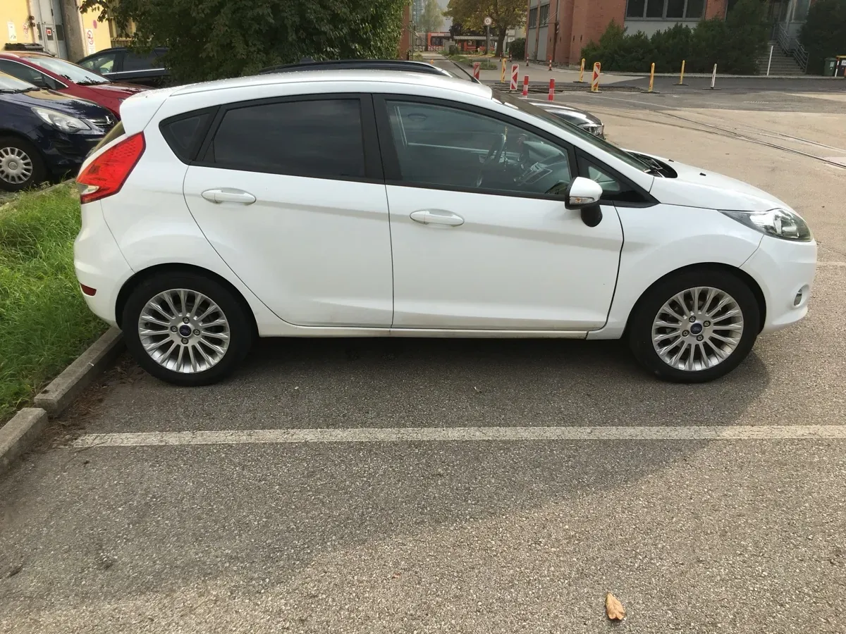 Ford Fiesta 2012 photo 3