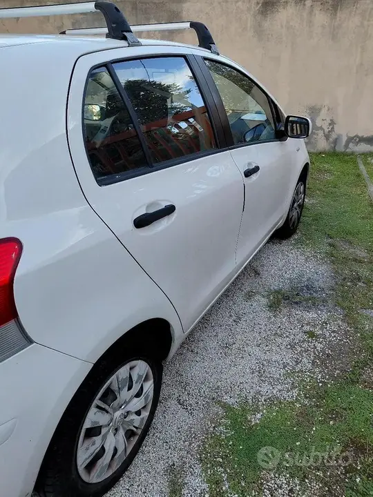 Toyota Yaris 2011 photo 4