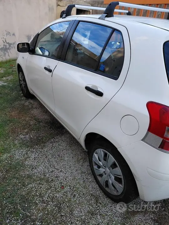 Toyota Yaris 2011 photo 3