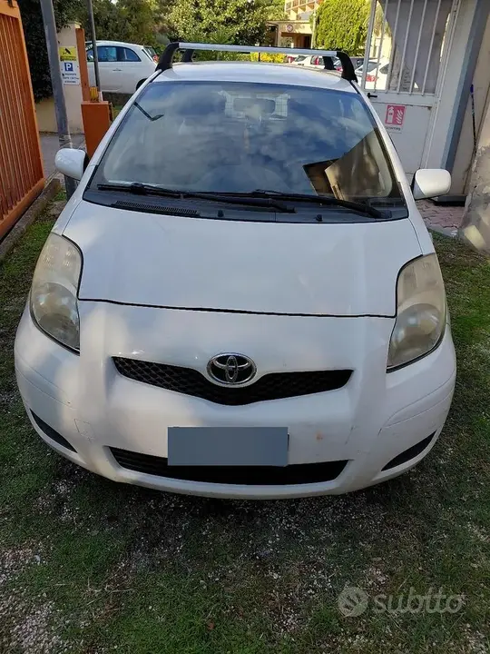 Toyota Yaris 2011 photo 2