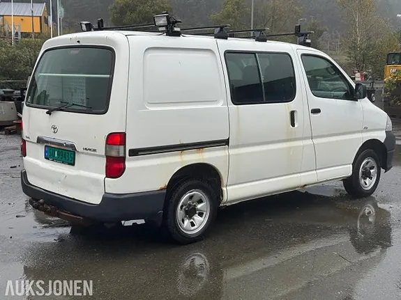 Toyota Hiace 2011 photo 4
