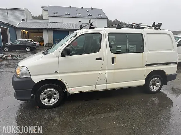 Toyota Hiace 2011 photo 5