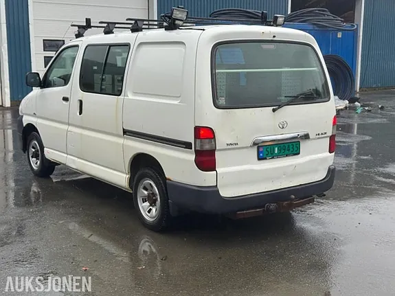 Toyota Hiace 2011 photo 3
