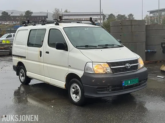 Toyota Hiace 2011 photo 2