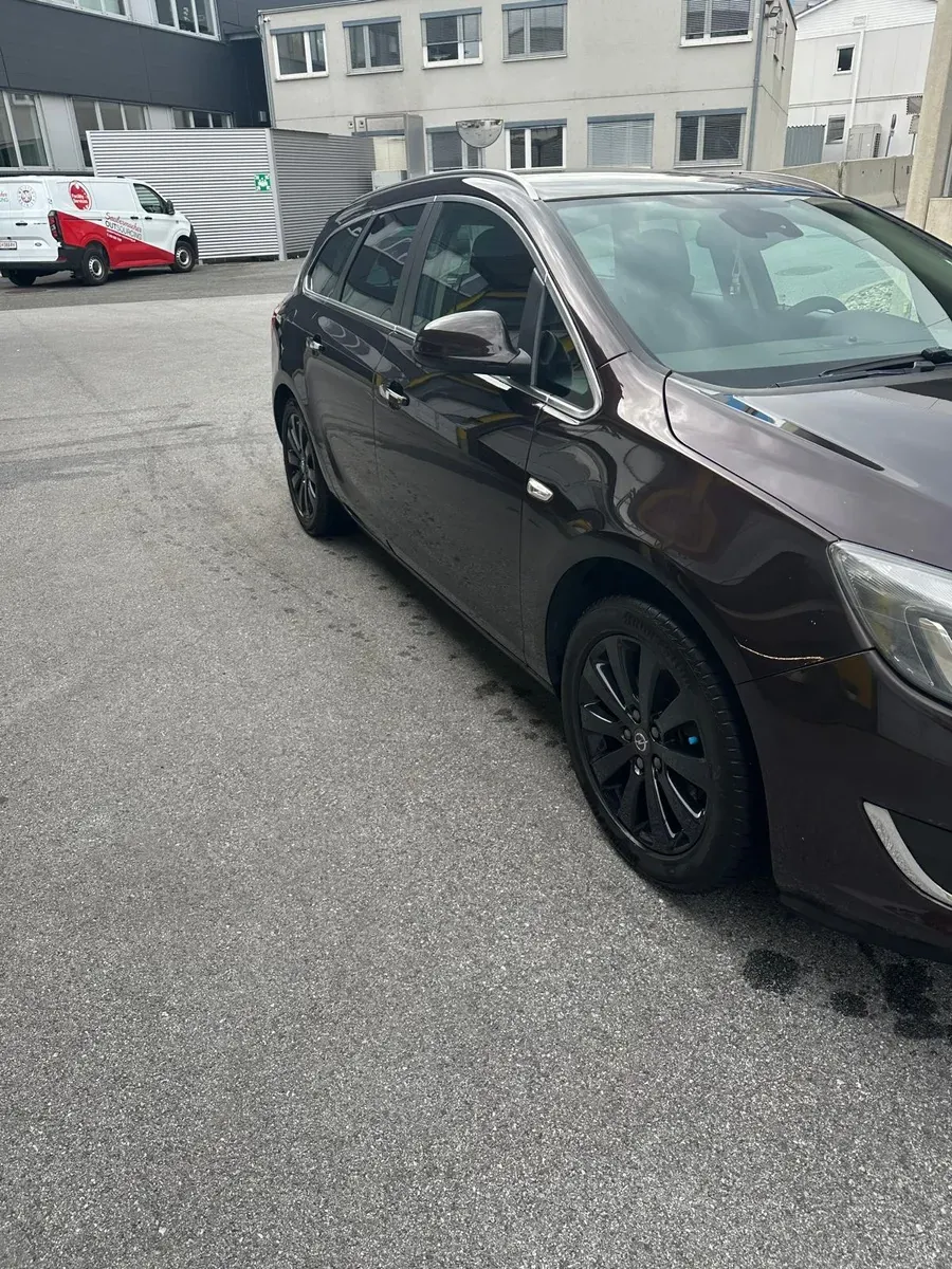 Opel Astra 2012 photo 2