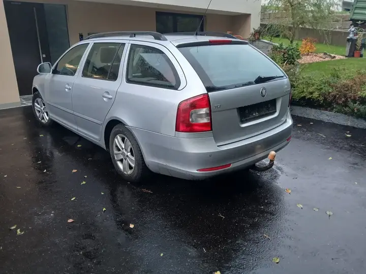 Skoda Octavia Combi 2010 photo 2