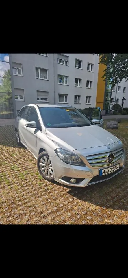 Mercedes-Benz B 180
