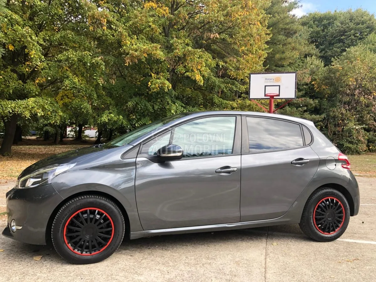 Peugeot 208 2013 photo 4