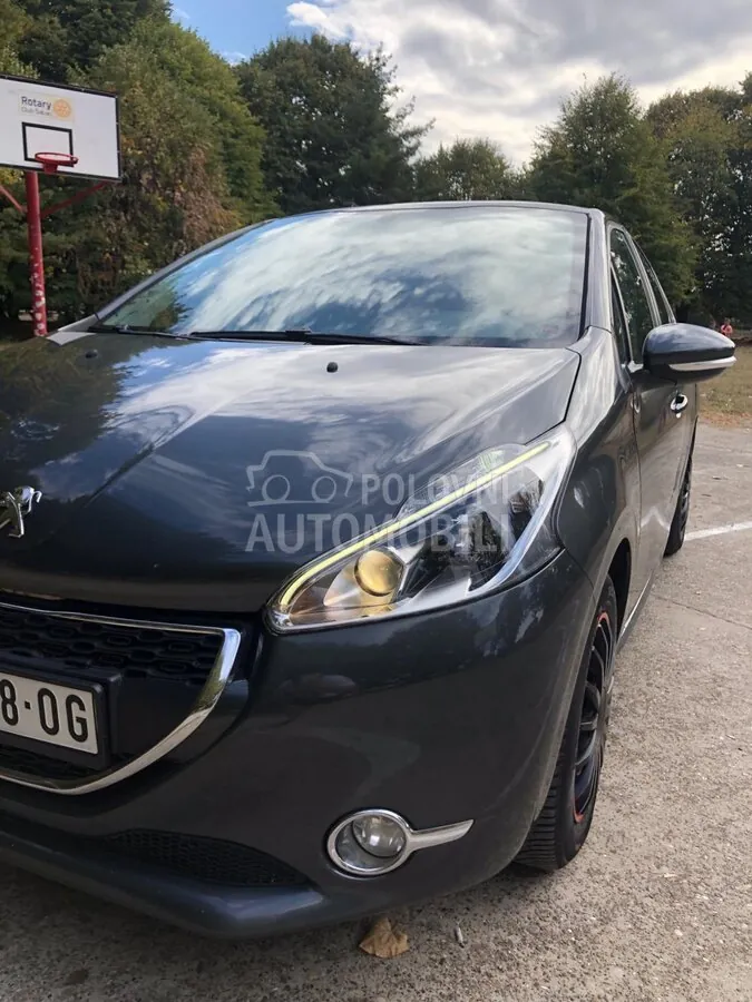 Peugeot 208 2013 photo 2