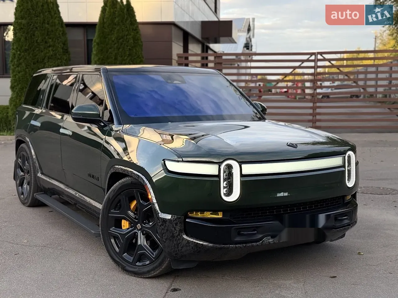 Rivian R1S