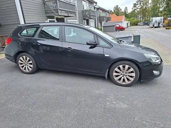Opel Astra 2011 photo 2
