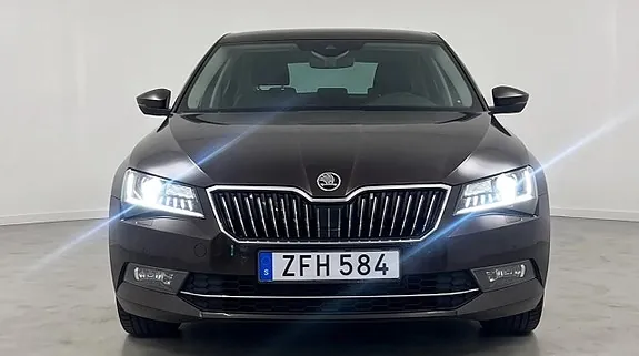Skoda Superb 2018 photo 2