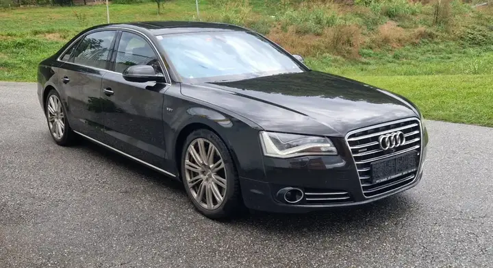 Audi A8 2013 photo 2
