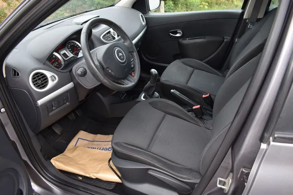Renault Clio 2012 photo 2