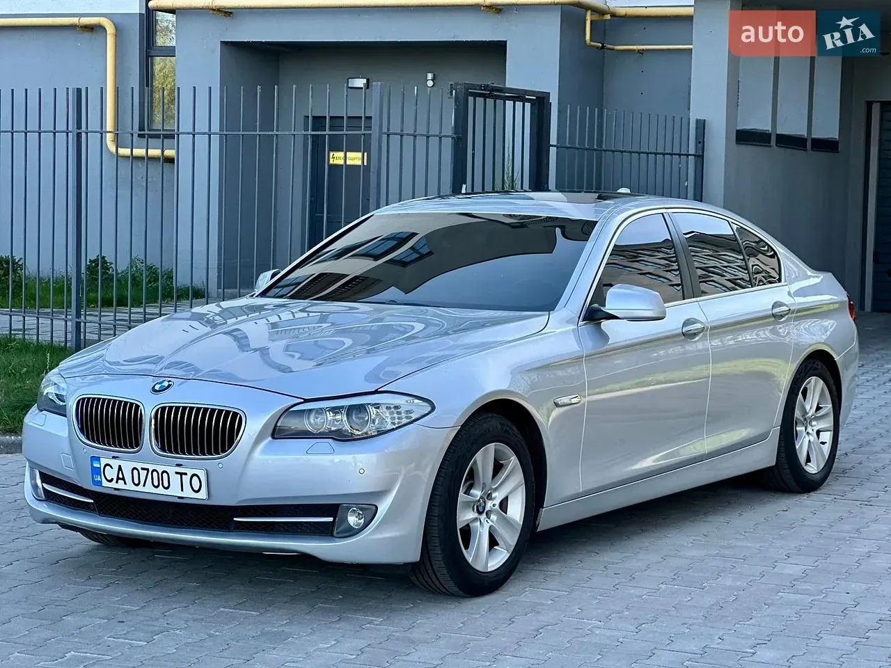 BMW 5 Series 2012 photo 2