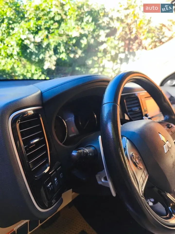 Mitsubishi Outlander 2015 photo 2