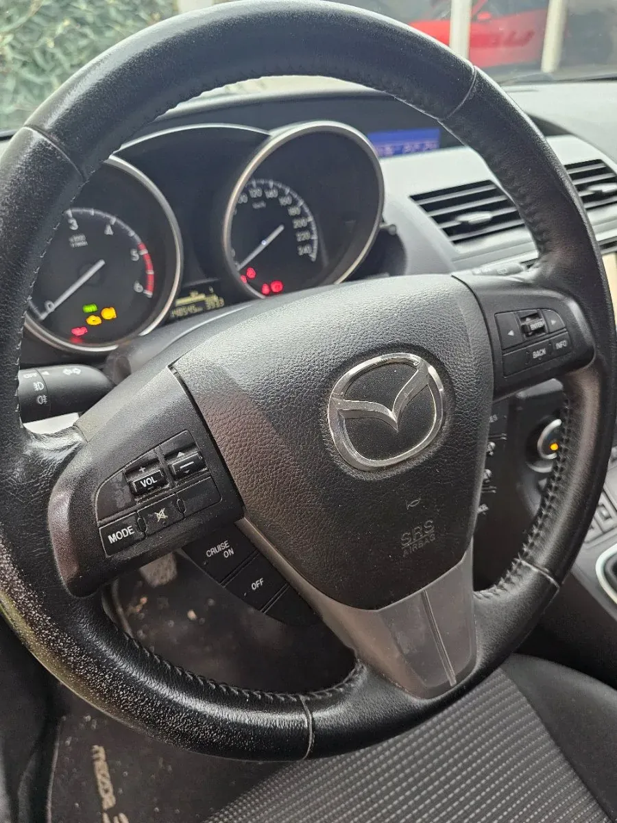 Mazda Mazda3 2012 photo 2