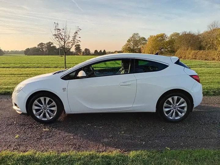 Vauxhall Astra Gtc 2012 photo 3