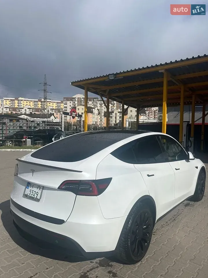 Tesla Model Y 2023 photo 2