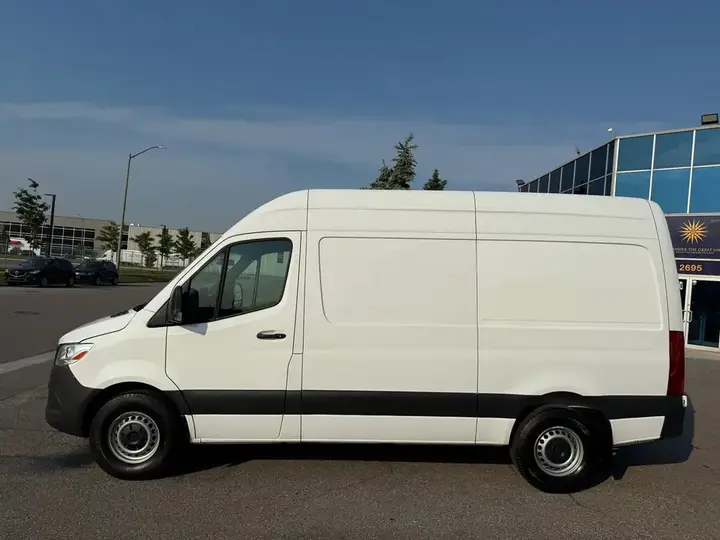 Mercedes-Benz Sprinter 2023 photo 2