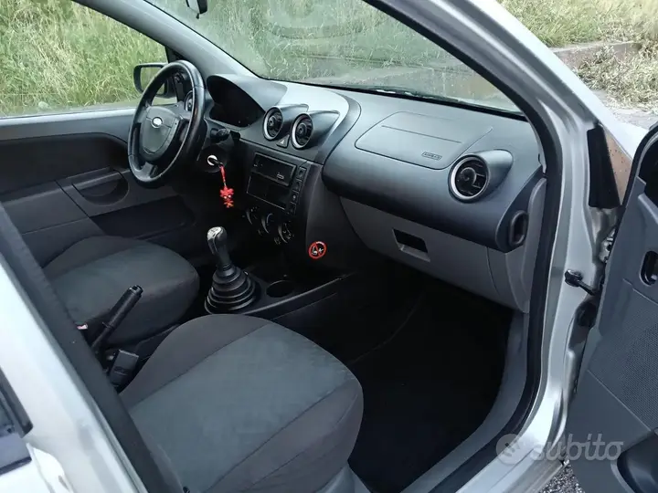 Ford Fiesta 2002 photo 3