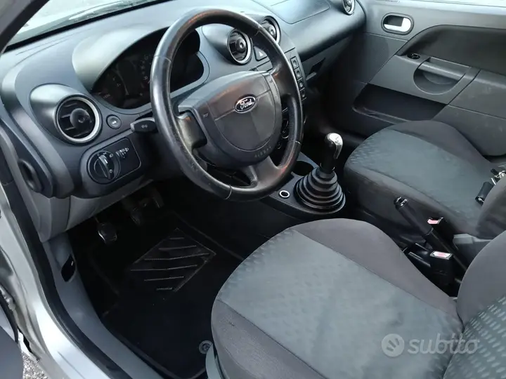 Ford Fiesta 2002 photo 4