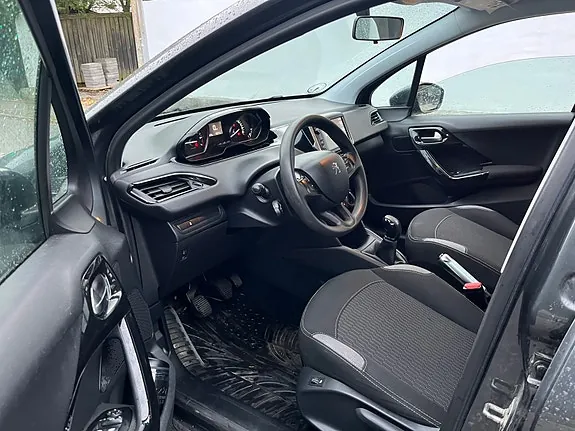 Peugeot 208 2015 photo 3